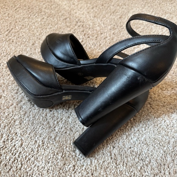 Chinese Laundry | Black Ankle Strap Platform Heels 7.5 - Picture 5 of 6
